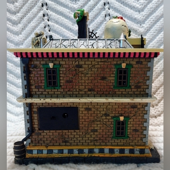 Lemax Spooky Town THE  SKULL AND ROSE TATTOO STUDIO #15751 Lighted Village - Picture 6 of 10